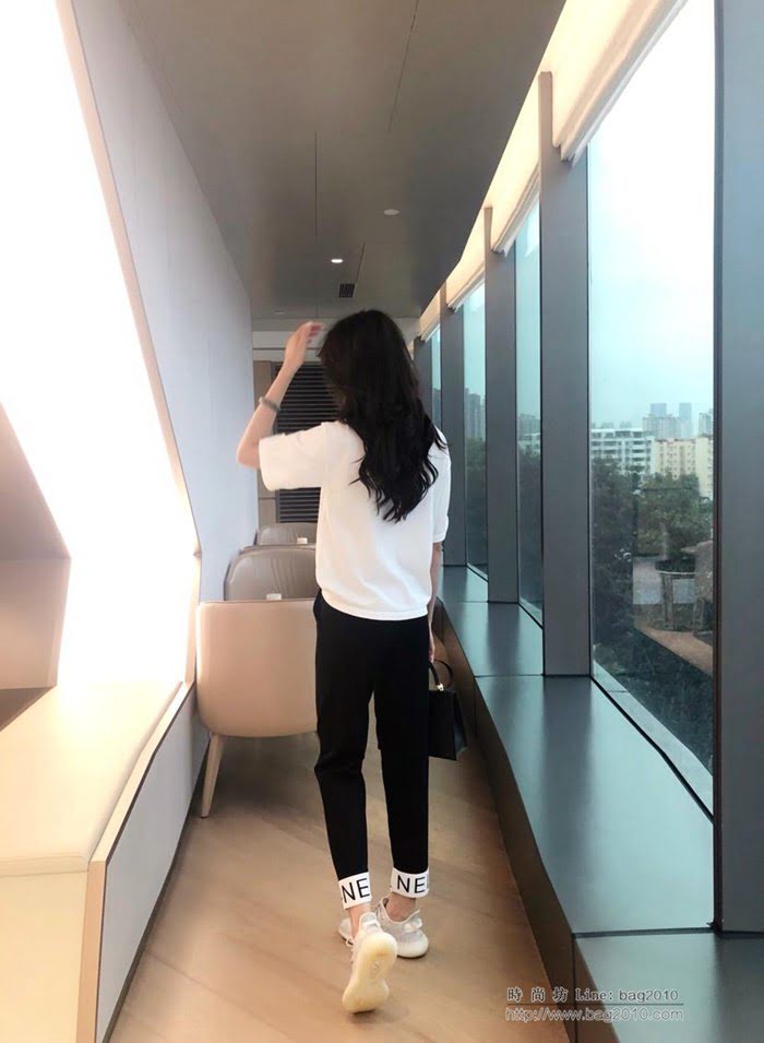 Chanel香奈兒 法國專櫃同步新款 冰絲套裝 字母小圓領 黑白撞色 黑色褲子 白色字母邊  xly1384